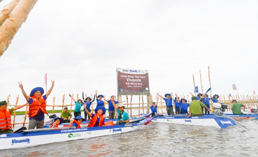 vinamilk day manh hinh thanh cac canh rung net zero hinh 2