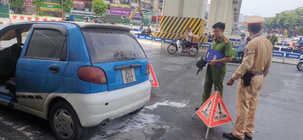 ha noi o to boc chay sau khi kich dien bang binh ac quy hinh 1