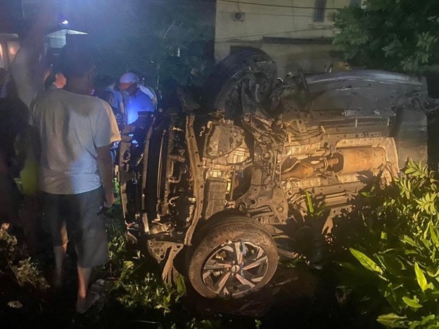 hai phong va cham voi tau hoa xe o to cho 9 nguoi bi hat vang ra ngoai hinh 1