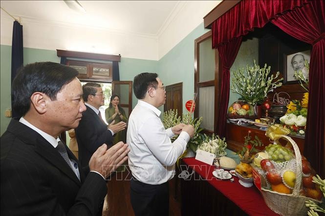 chu tich quoc hoi vuong dinh hue dang huong tuong niem chu tich ho chi minh hinh 1