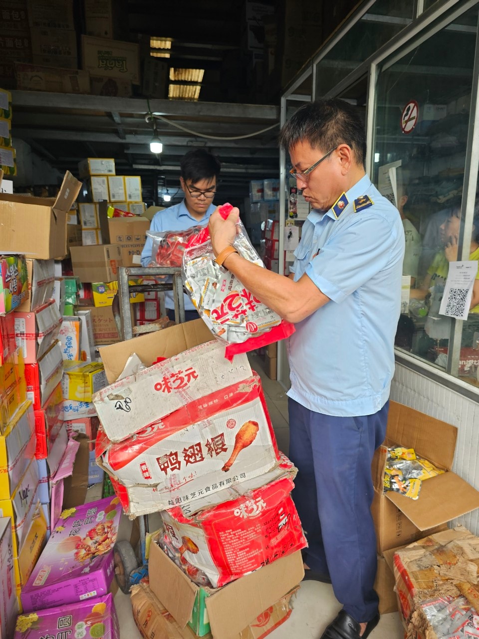 tiep tuc phat hien thuc pham lau tai thu phu banh keo nhai la phu hinh 2