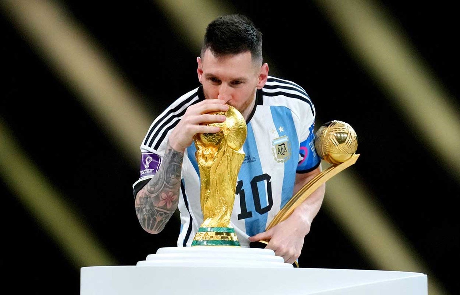 de cu qua bong vang 2023 messi la ung vien so 1 ronaldo vang bong hinh 1