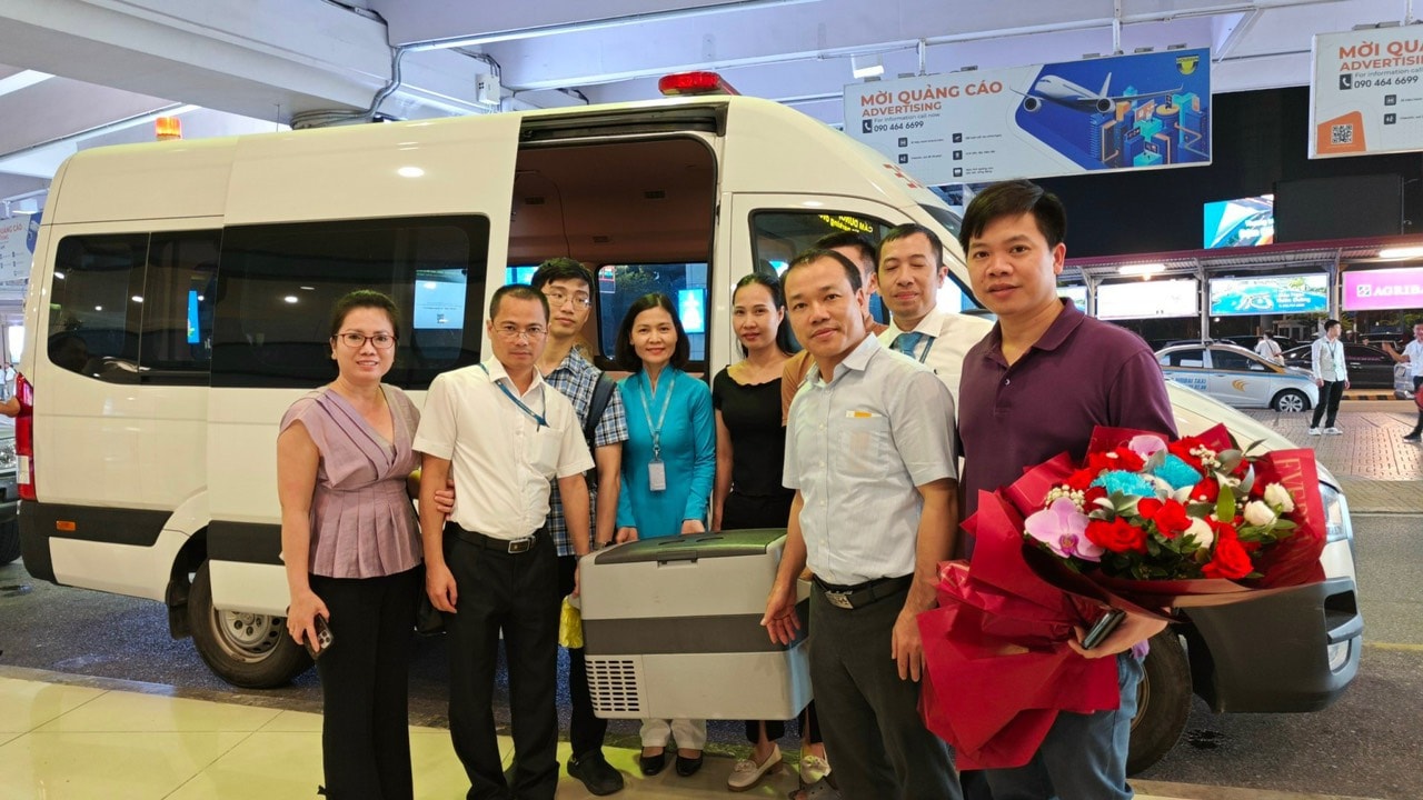 vietnam airlines van chuyen tang hien cuu nguoi tu nghe an den ha noi hinh 2