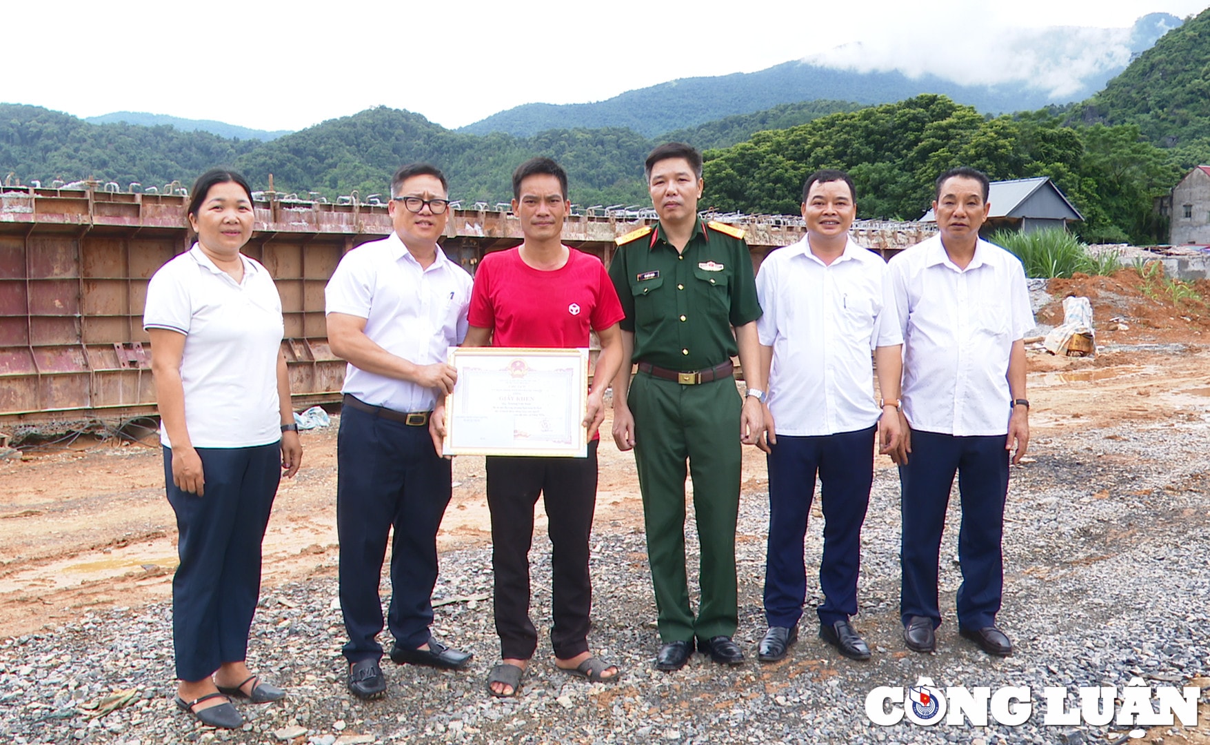 thanh hoa tang giay khen cho cong dan dung cam cuu nguoi duoi nuoc hinh 1