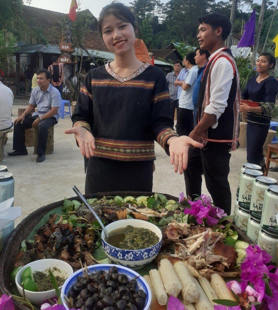 den tham vi ro ngheo ngoi lang co duoc bao quanh boi 4 ngon nui o kon tum hinh 6