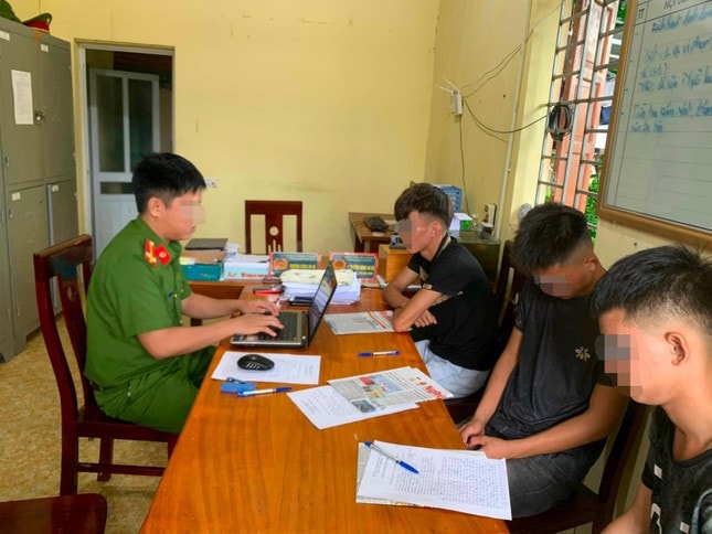 nam thanh nien den nha ban gai choi bi trai lang vay danh hinh 2