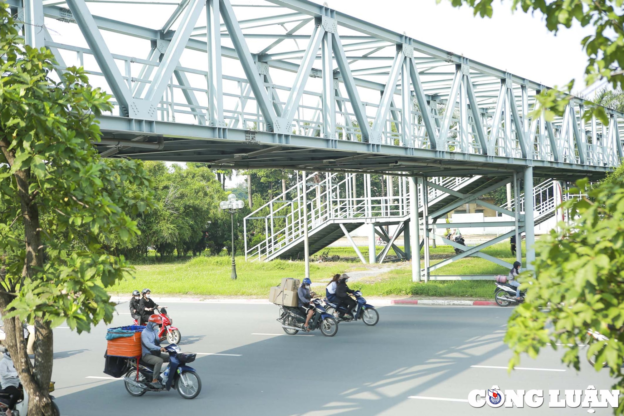 ha noi ky la cau vuot bo hanh dua nguoi di bo xuong vuon cay hinh 7