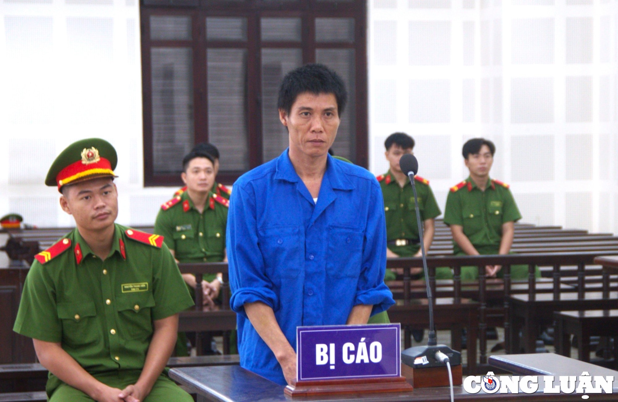 an chung than cho doi tuong dam chet ban tro vi hat karaoke on ao hinh 1