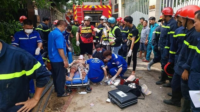 nha 4 tang o tp hcm sap khien 2 nguoi ket trong dong do nat nguyen nhan do dau hinh 1
