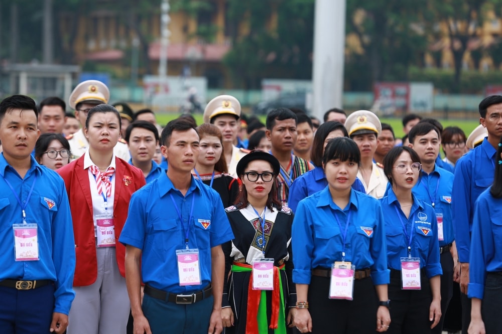 420 thanh nien tien tien bao cong dang bac hinh 1