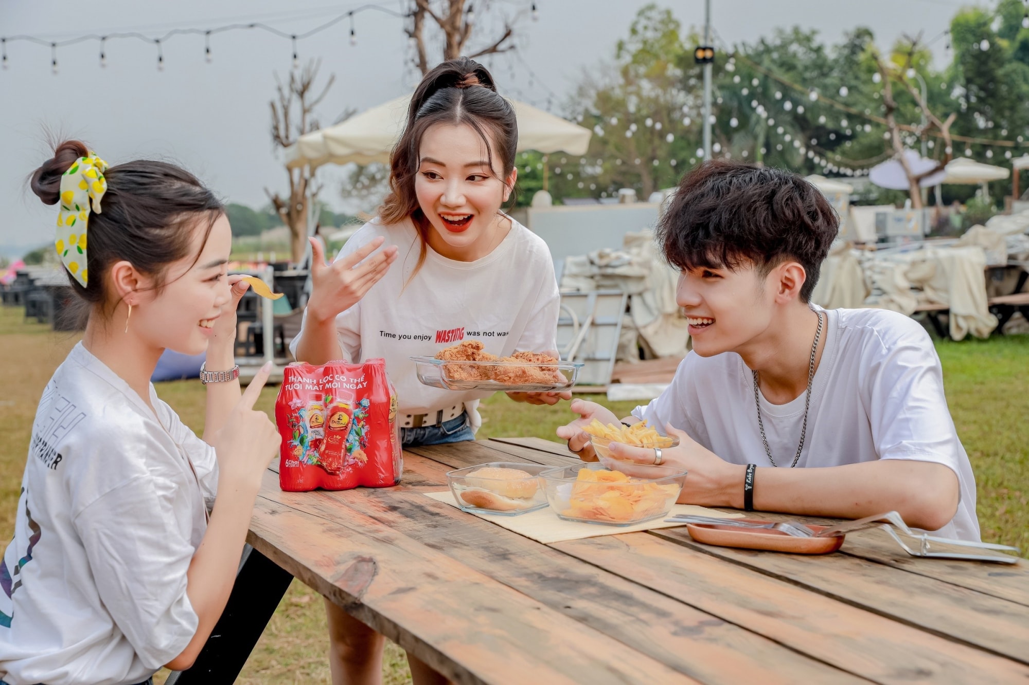 nguoi tre uong gi khi di chay pho de luon giu duoc net tuoi mat hinh 3
