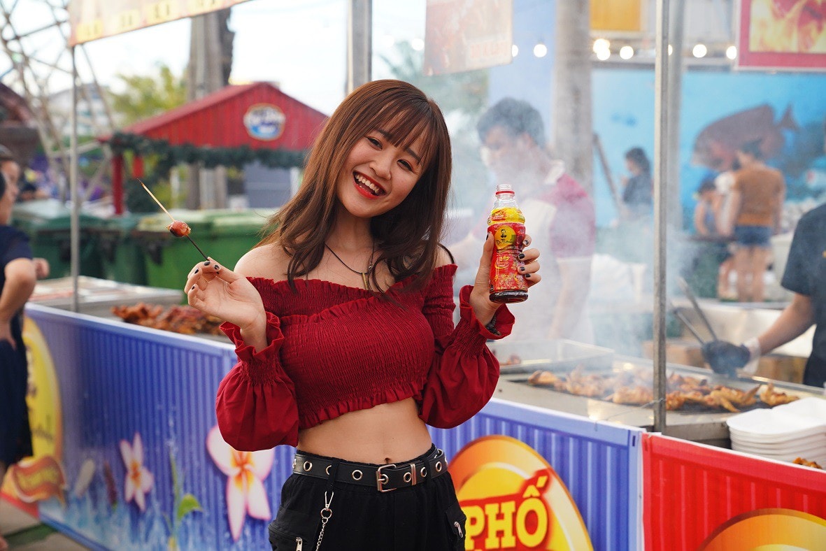 nguoi tre uong gi khi di chay pho de luon giu duoc net tuoi mat hinh 1