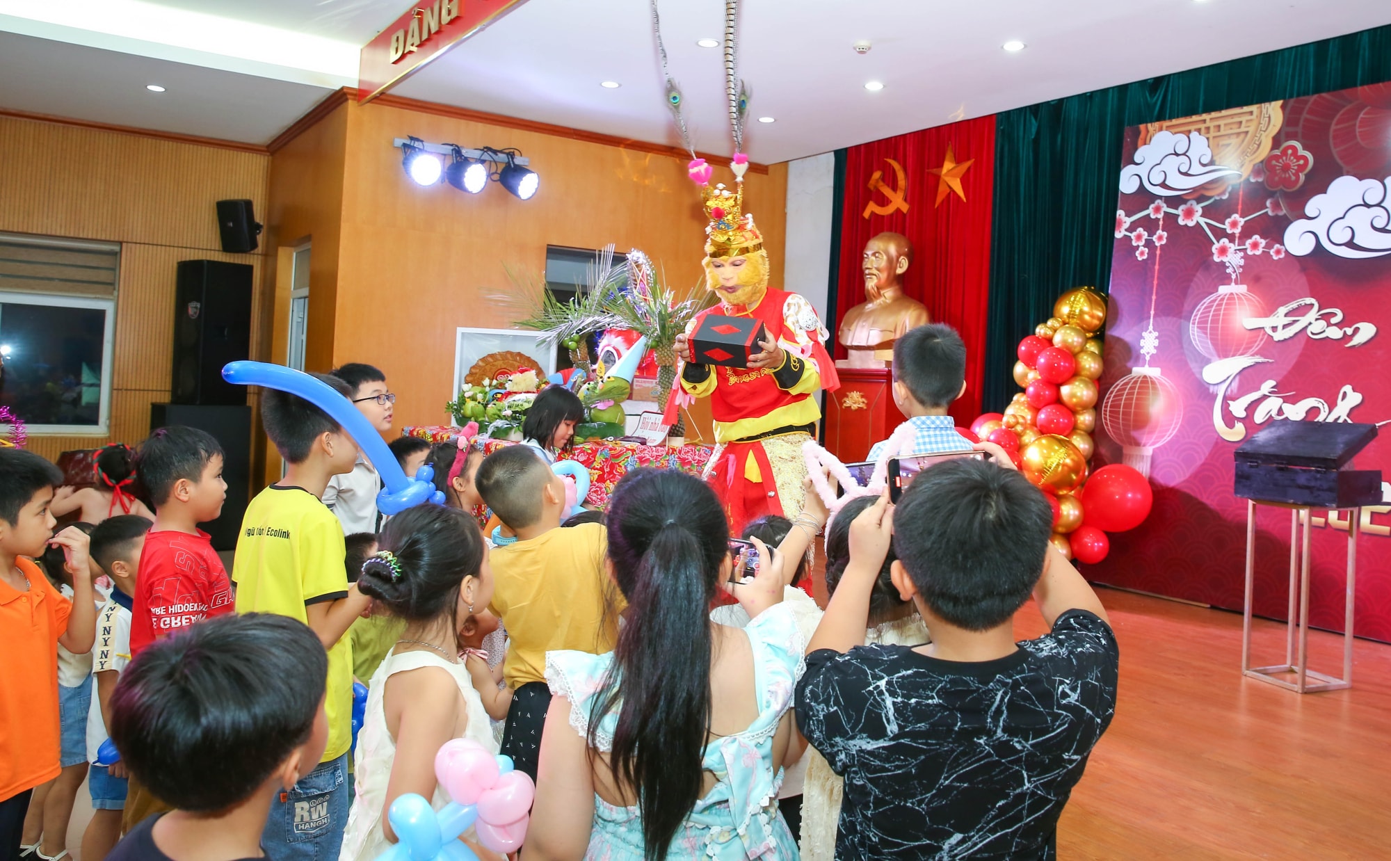 hoi nha bao viet nam to chuc chuong trinh vui trung thu dem hoi trang ram hinh 9