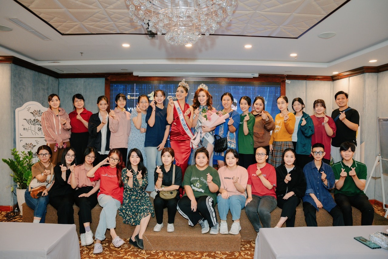 duong kim mrs world 2022 tan tay trao sash cho vuong kim hang tham du mrs world 2023 tai my hinh 6