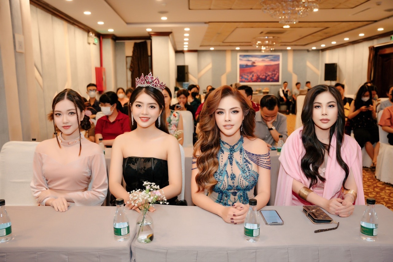 duong kim mrs world 2022 tan tay trao sash cho vuong kim hang tham du mrs world 2023 tai my hinh 3