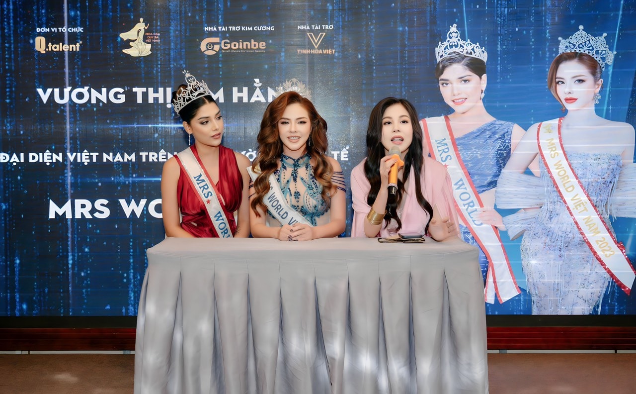 duong kim mrs world 2022 tan tay trao sash cho vuong kim hang tham du mrs world 2023 tai my hinh 2