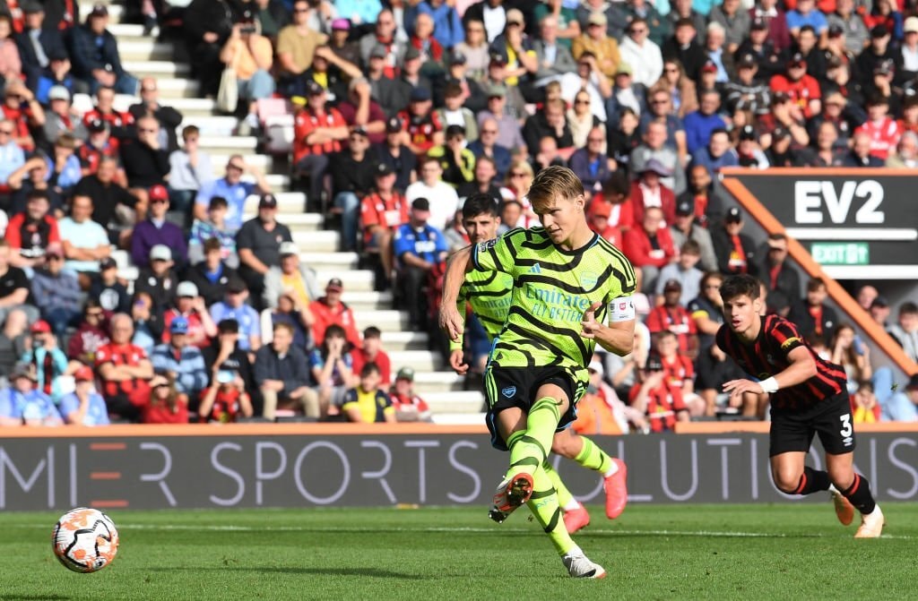 arsenal dai thang bournemouth pha hoi nong vao man city hinh 1