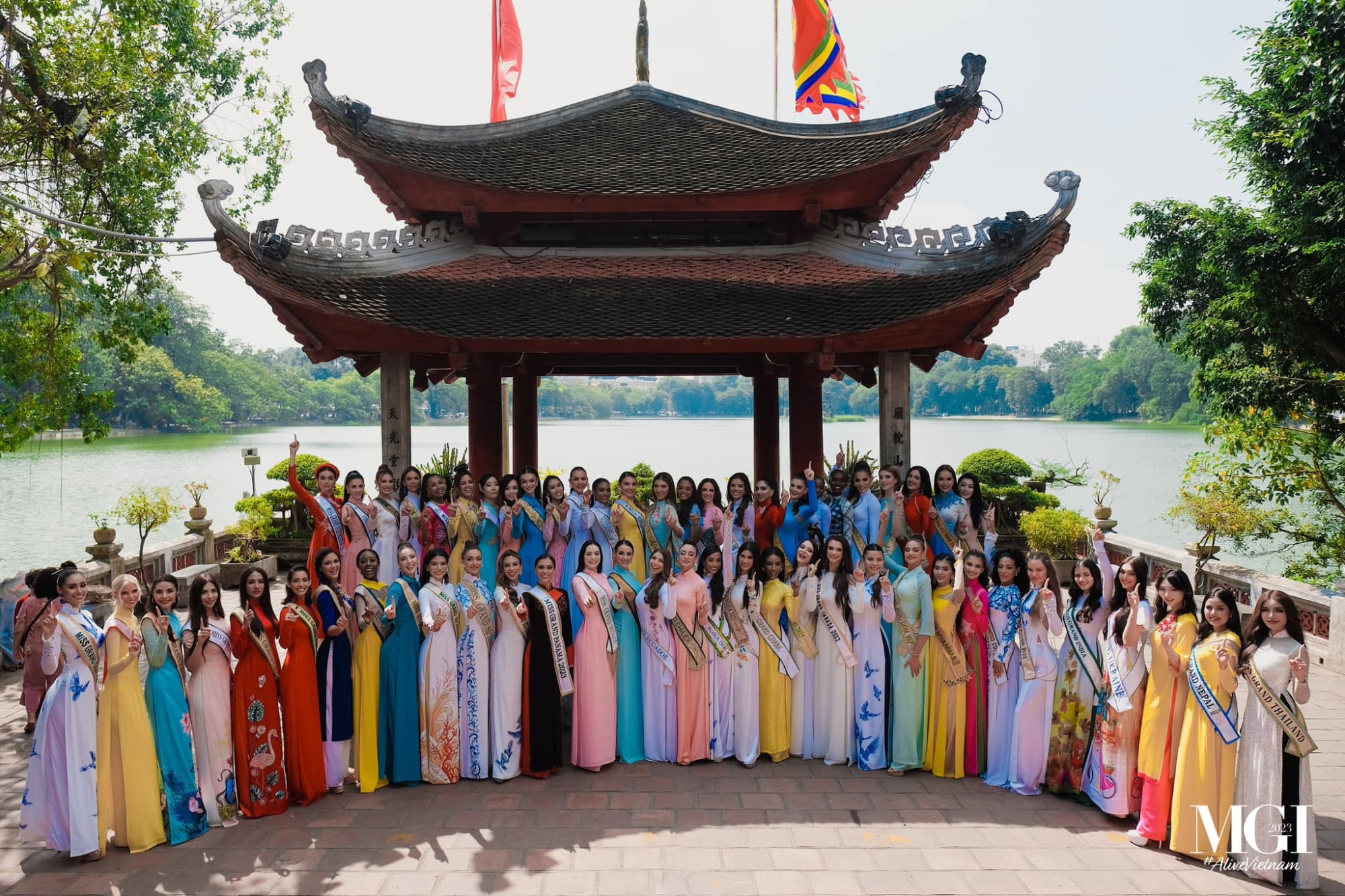 dan thi sinh du hoa hau hoa binh quoc te 2023 dien ao dai tham thu do ha noi hinh 1