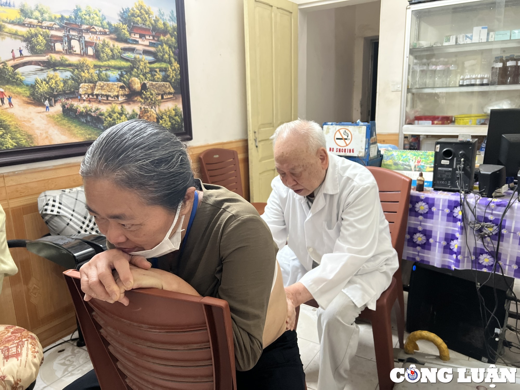 nguoi bac si gia hon 30 nam chua benh mien phi cho nguoi ngheo hinh 4