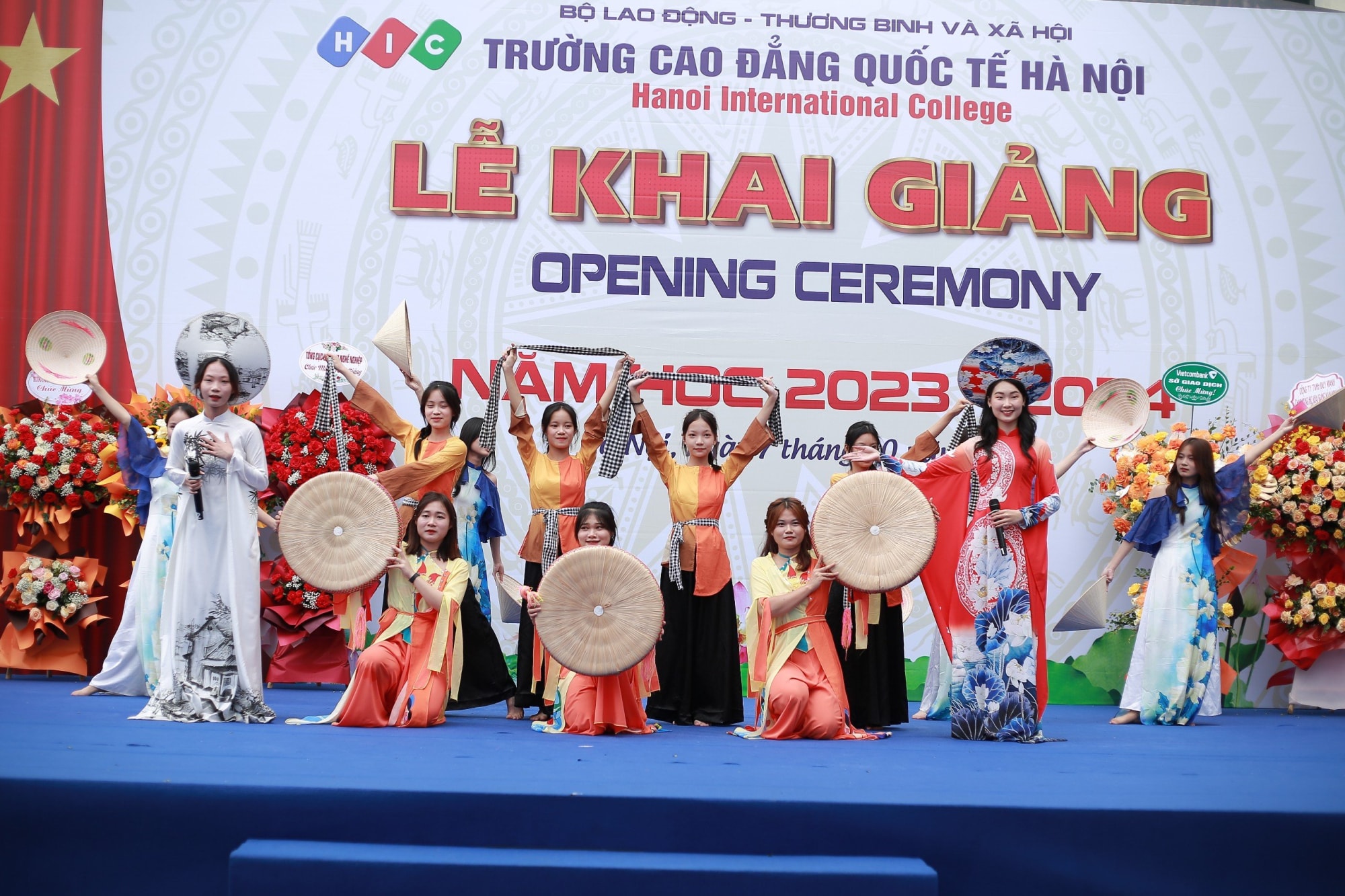 truong cao dang quoc te ha noi don hon 2300 sinh vien ngay khai truong hinh 2