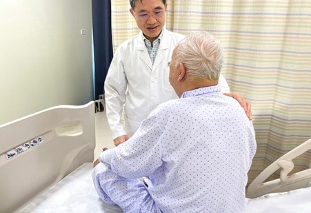nhieu nguoi cao tuoi suy giam mien dich do lam dung corticoid hinh 1