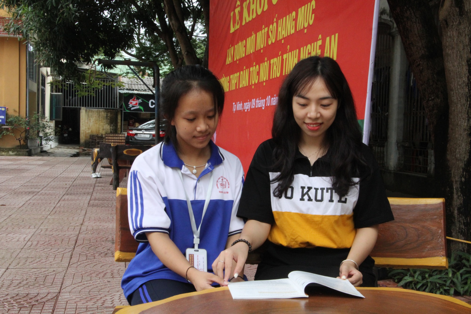 nghi luc vuot kho cua nu sinh toc nguoi ngu ngoi hinh 1