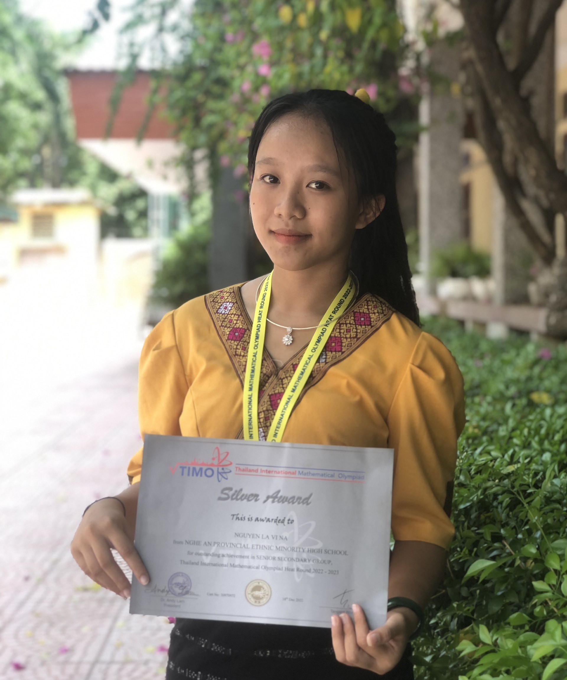 nghi luc vuot kho cua nu sinh toc nguoi ngu ngoi hinh 2