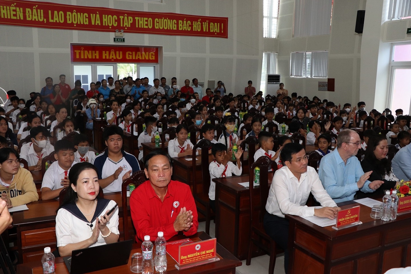 hau giang hang ngan hoc sinh kho khan can them su tiep suc tu cong dong hinh 4