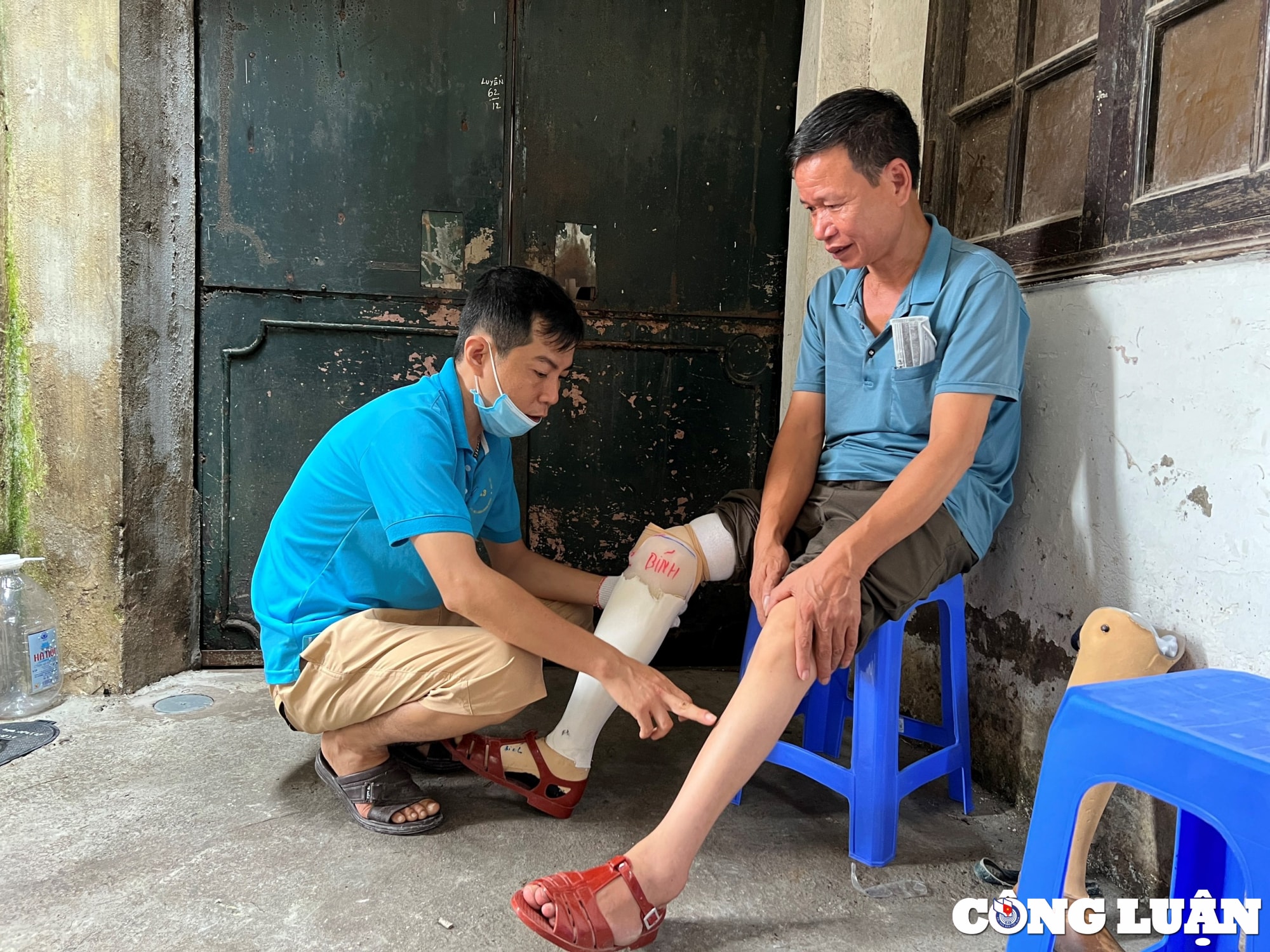 xuong san xuat chan tay gia mien phi cho nguoi khuyet tat hinh 4