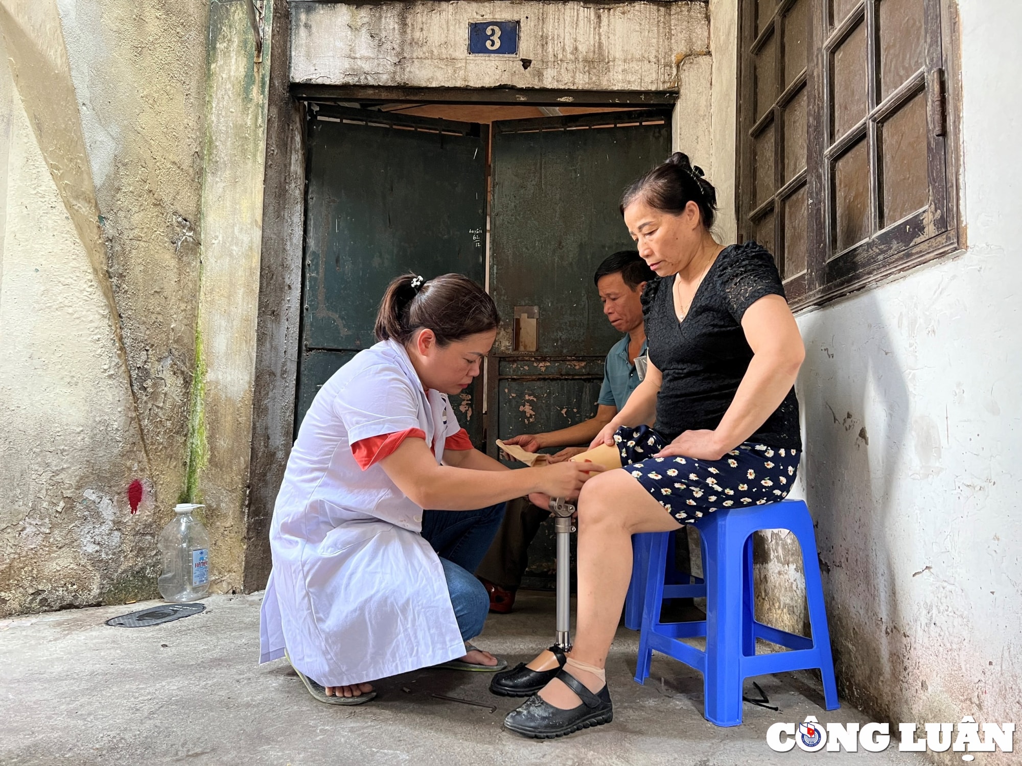 xuong san xuat chan tay gia mien phi cho nguoi khuyet tat hinh 2
