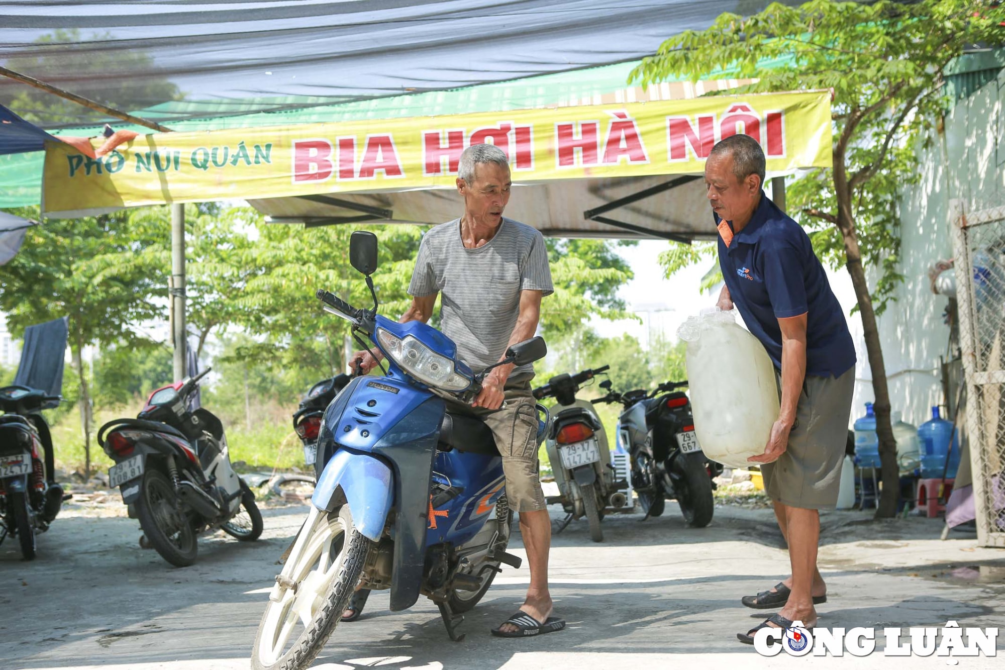 chung cu thanh ha nguoi dan nhao nhao di xin nuoc nguoi thi bo nha ve que hinh 4