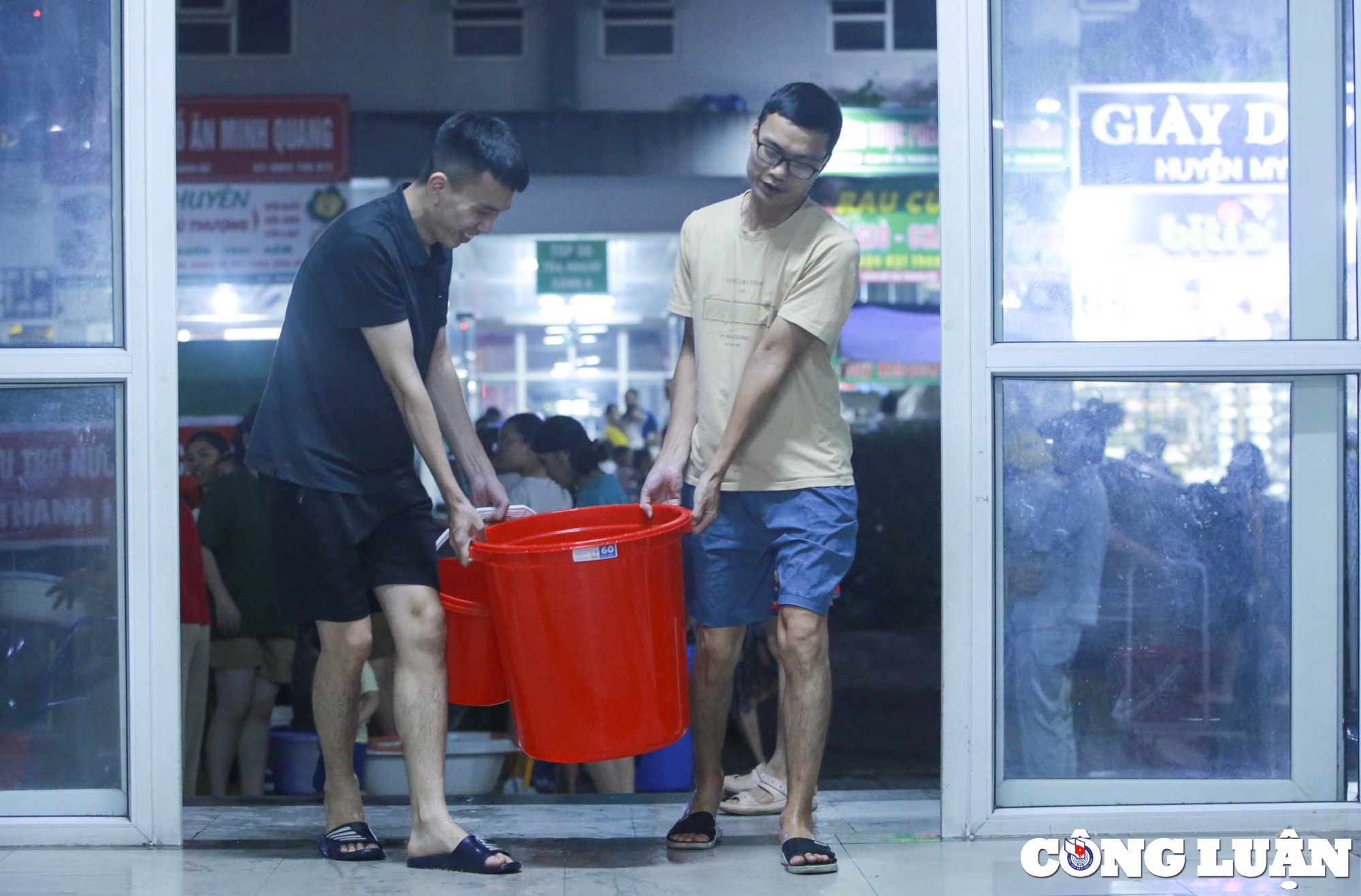 hang nghin nguoi dan khat nuoc xach xo chau hung nuoc mien phi trong dem hinh 13
