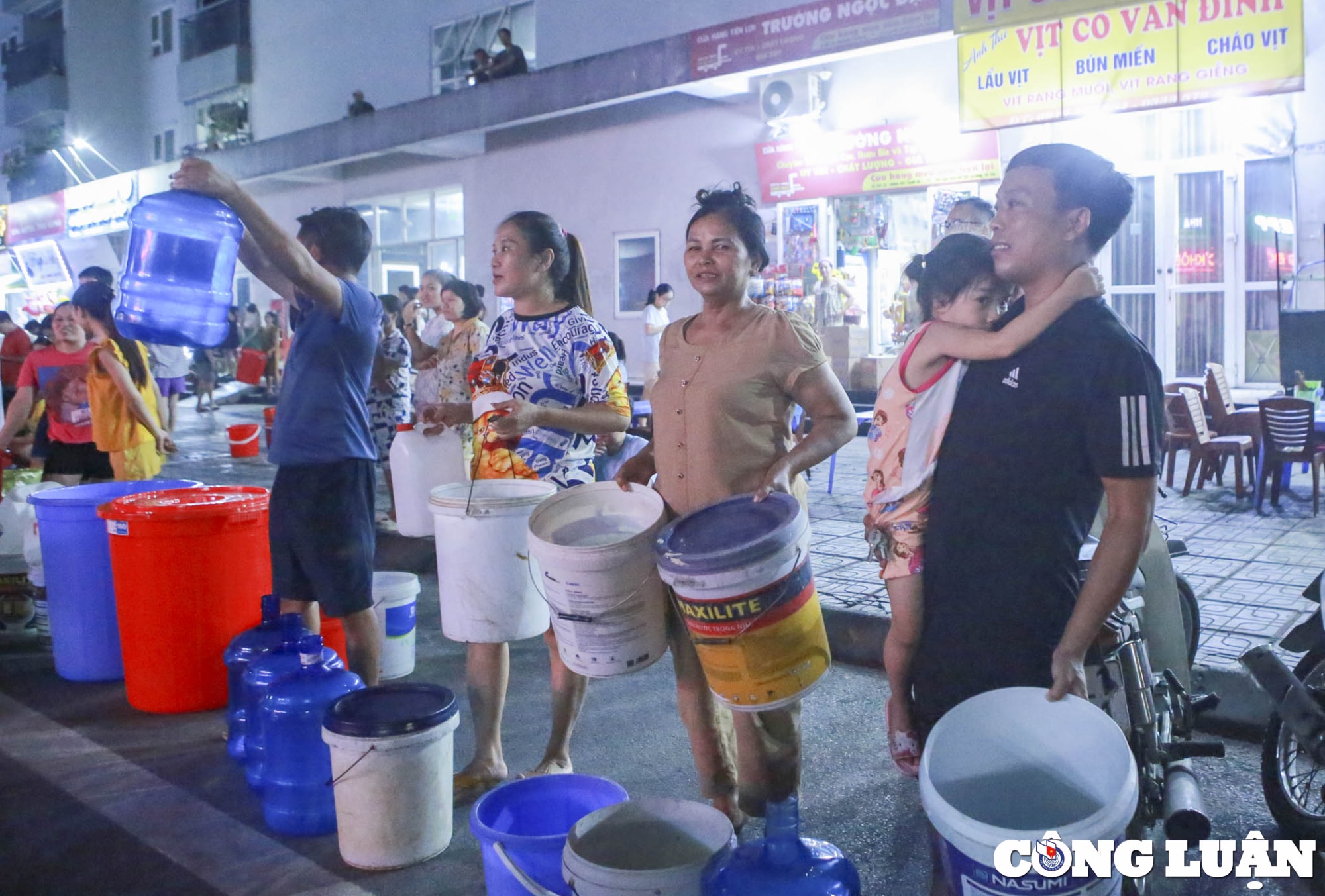 hang nghin nguoi dan khat nuoc xach xo chau hung nuoc mien phi trong dem hinh 4
