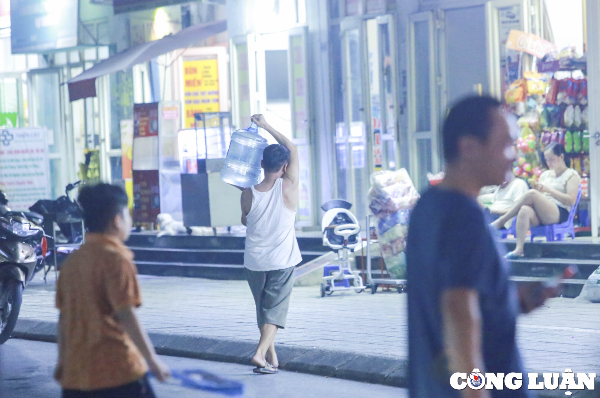 hang nghin nguoi dan khat nuoc xach xo chau hung nuoc mien phi trong dem hinh 15
