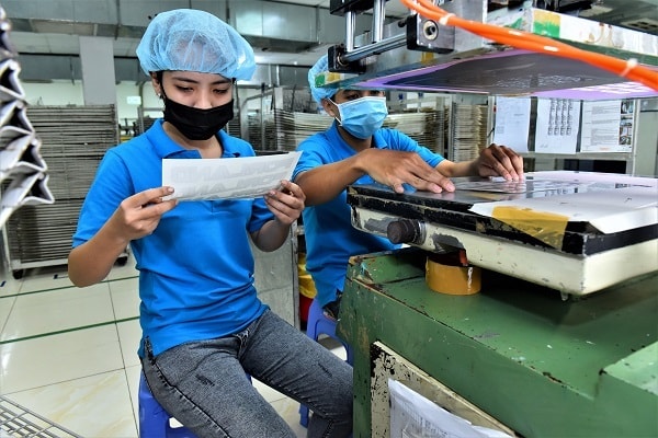 singapore trung quoc nhat banhan quoc tiep tuc do tien vao viet nam hinh 1