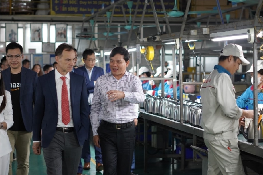 dai dien cap cao tap doan amazon global selling tham va lam viec tai nha may sunhouse hinh 2