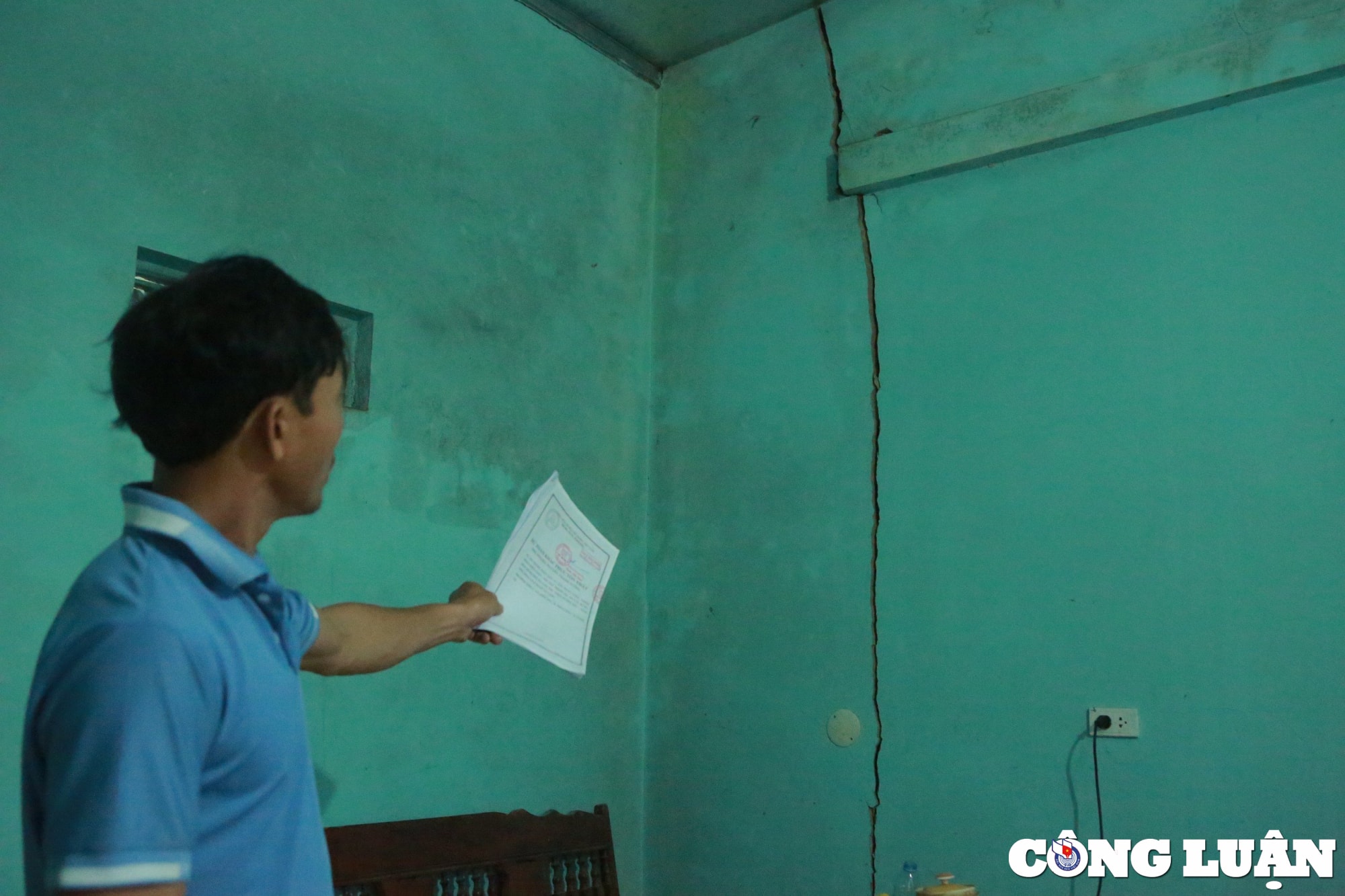 nguoi dan buc xuc vi thi cong cao toc bac nam gay hu hong nut nha cua hinh 1