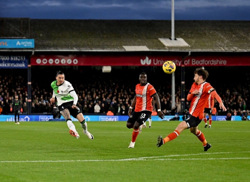 liverpool may man thoat thua truoc tan binh ngoai hang anh hinh 1