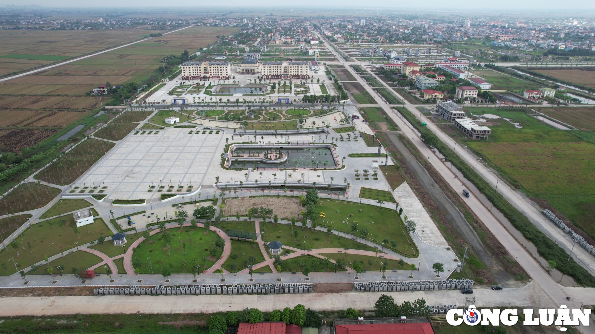 ninh binh xuat hien nhieu bun rac thai truoc cong co quan chinh quyen huyen kim son hinh 15