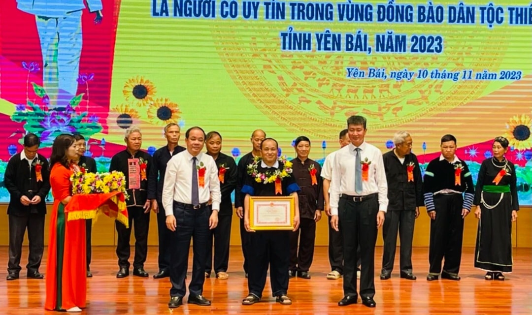 yen bai bieu duong ton vinh nguoi co uy tin trong vung dong bao vung dan toc thieu so hinh 1
