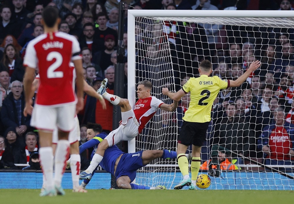 thang burnley 3 1 arsenal ap sat ngoi dau cua man city hinh 1