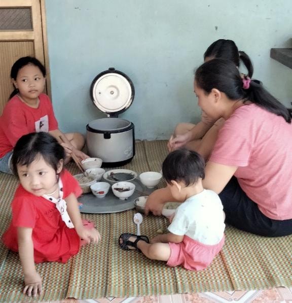 co giao thu vien truong hoc lam viec quan quat luong khong du an hinh 2