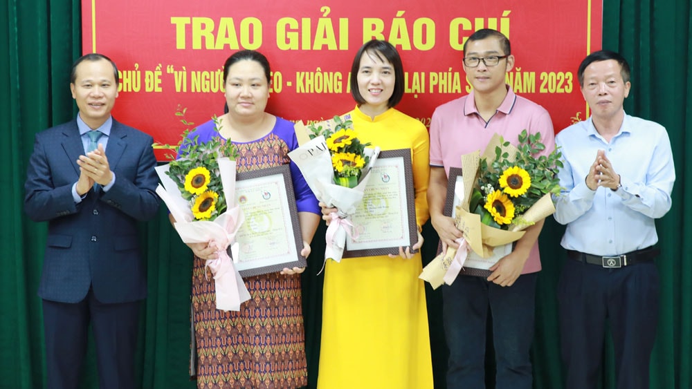 bac giang trao giai bao chi chu de vi nguoi ngheo khong de ai bi bo lai phia sau hinh 1