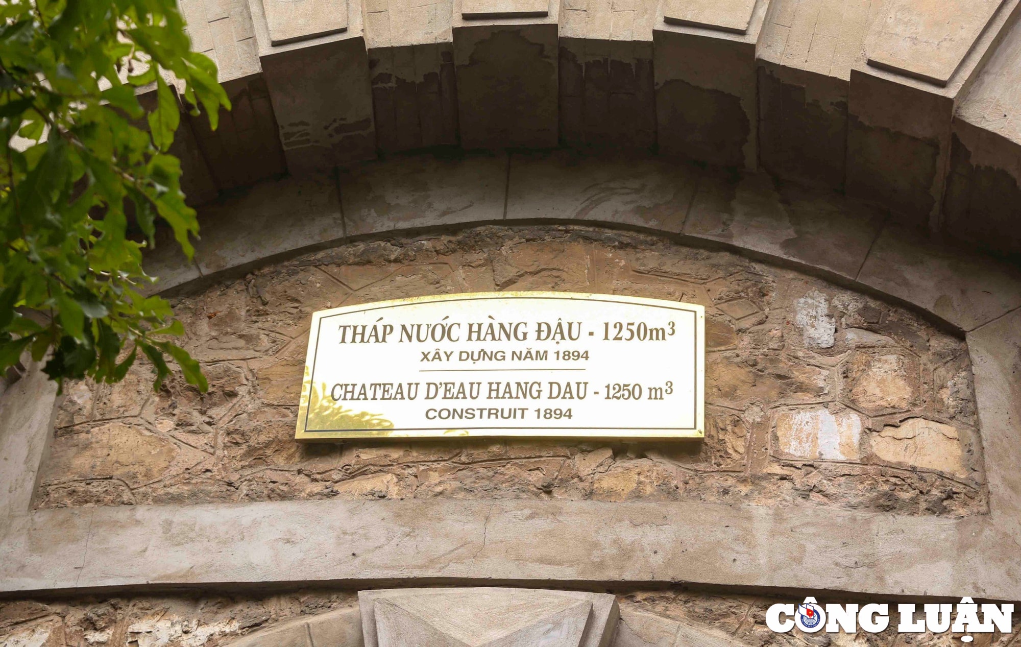 doc dao khong gian ben trong thap nuoc hang dau truoc ngay mo cua hinh 3