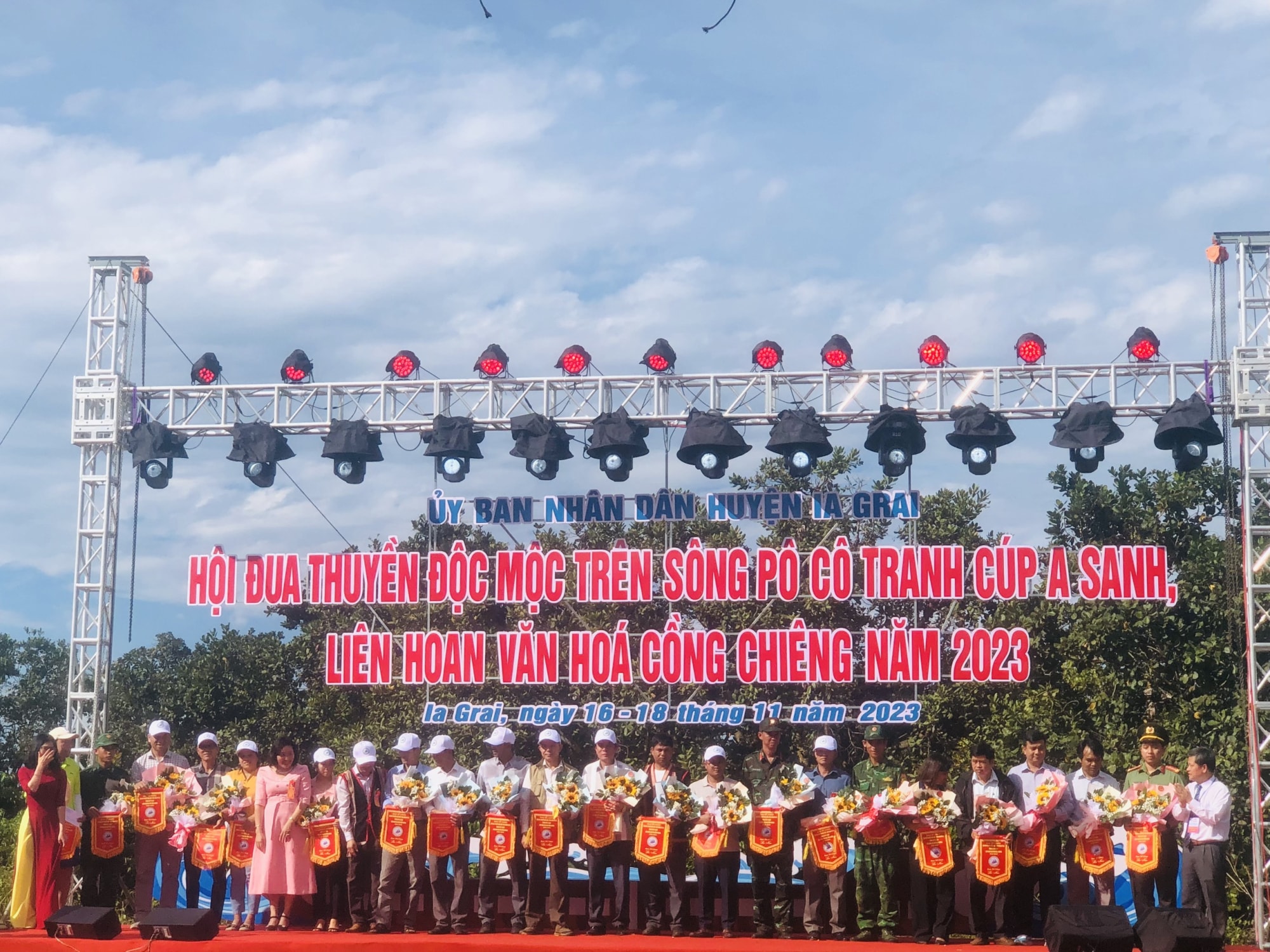 gia lai soi noi hoi dua thuyen doc moc tren dong po co huyen thoai hinh 1