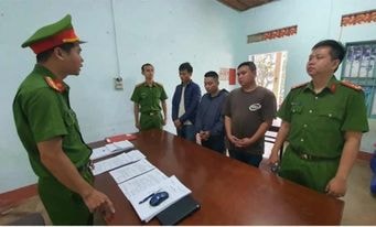 chau trai ru nhom con do mang hung khi den nha chem cau ruot hinh 1
