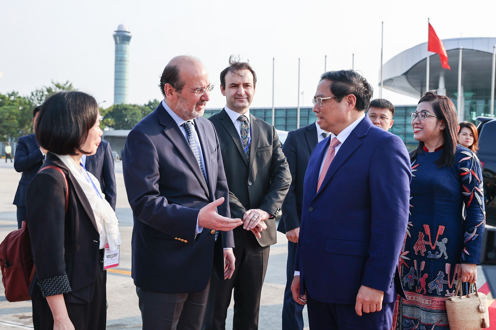 thu tuong pham minh chinh len duong tham du hoi nghi cop 28 tham uae va tho nhi ky hinh 2