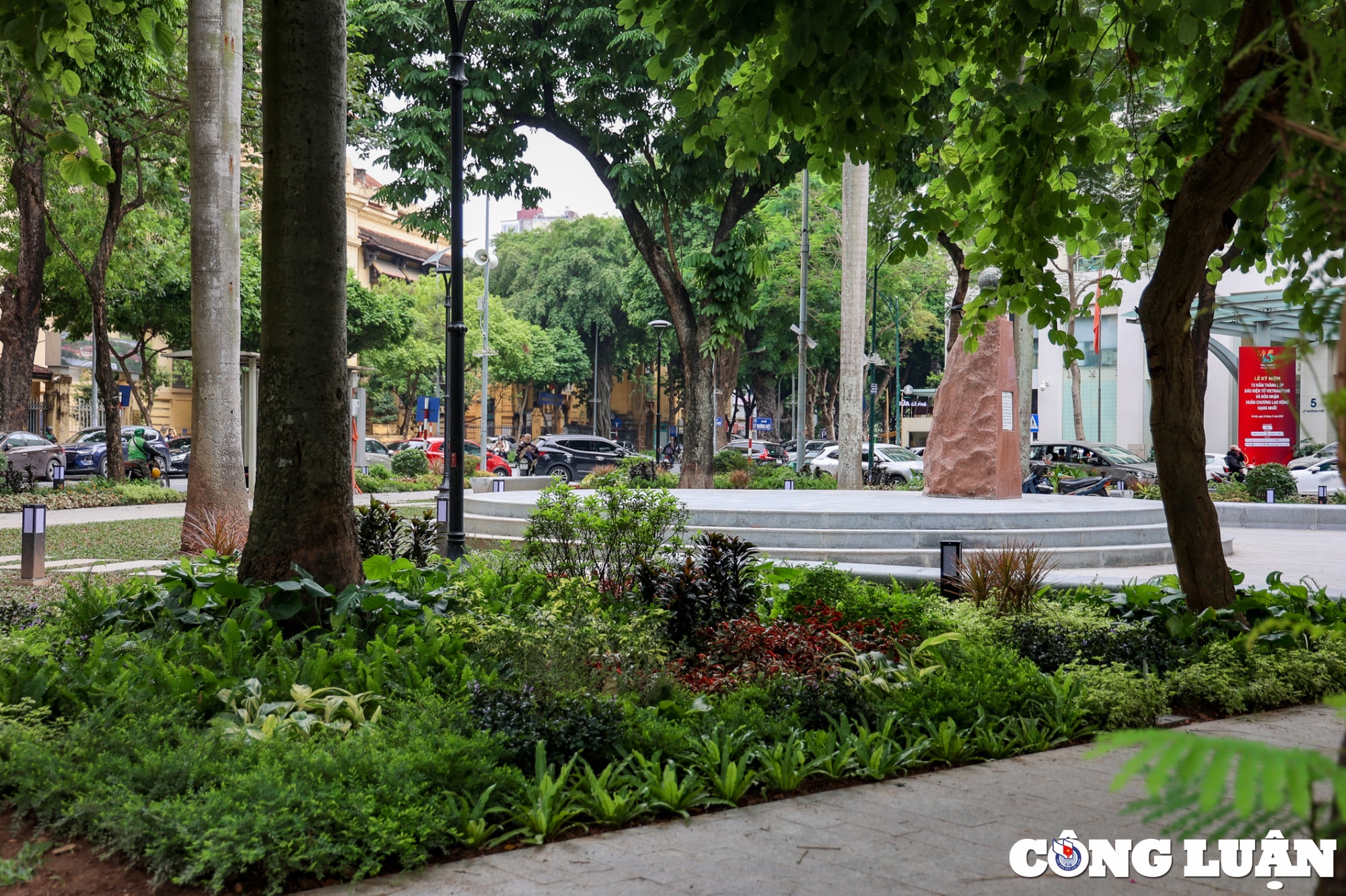 khong gian ben trong vuon hoa tao dan ha noi sau khi cai tao hinh 3