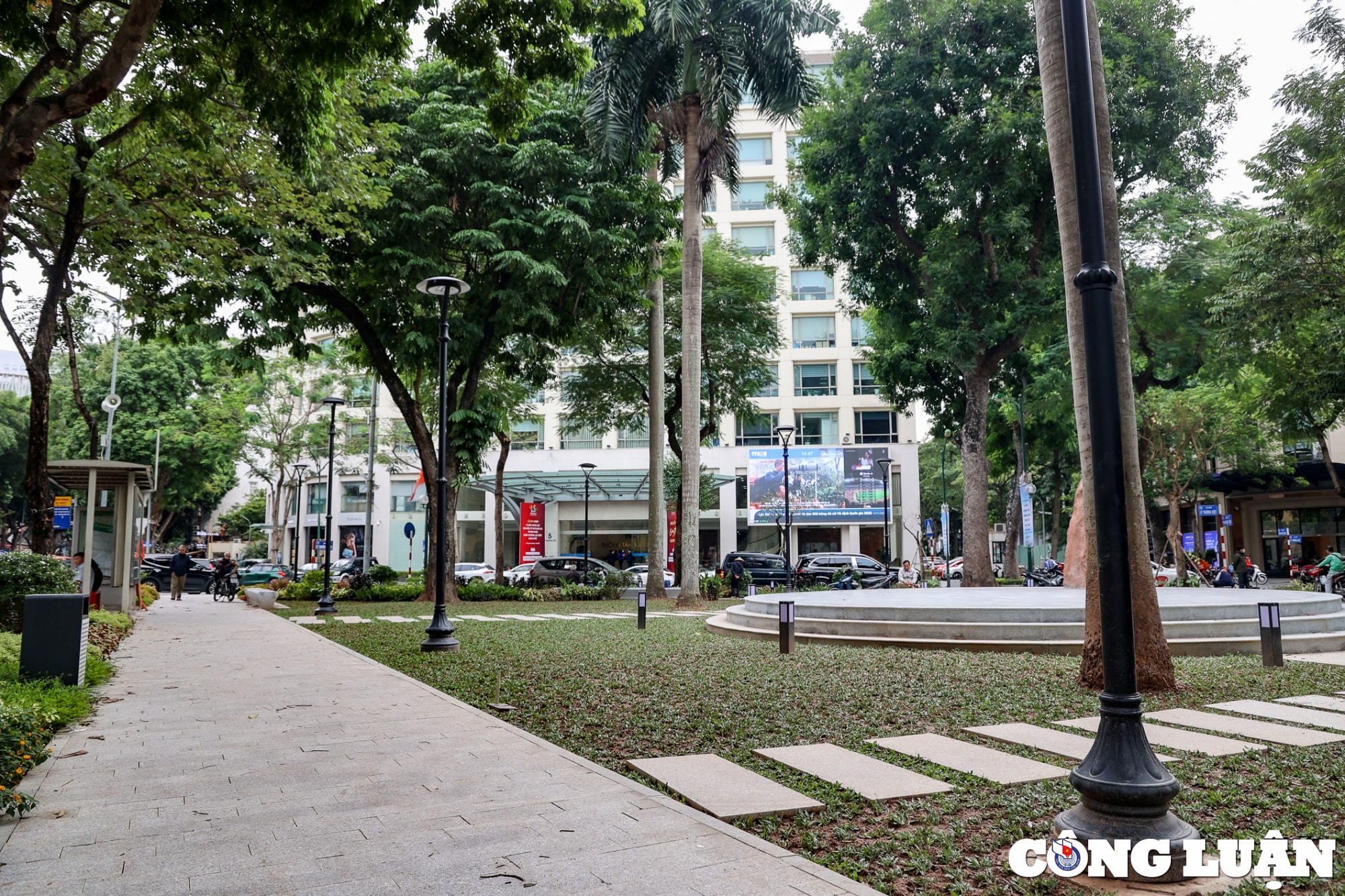 khong gian ben trong vuon hoa tao dan ha noi sau khi cai tao hinh 2