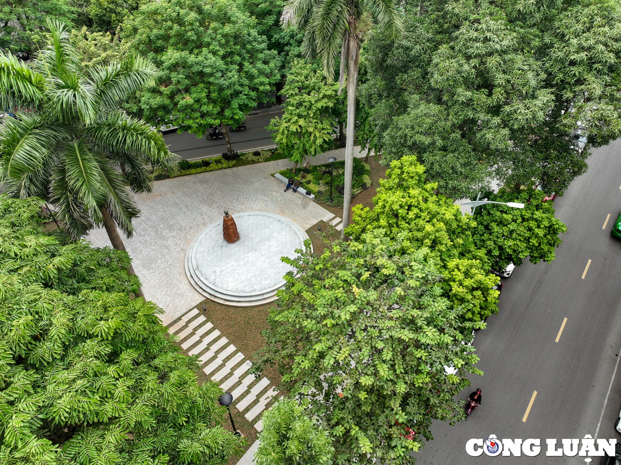 khong gian ben trong vuon hoa tao dan ha noi sau khi cai tao hinh 1